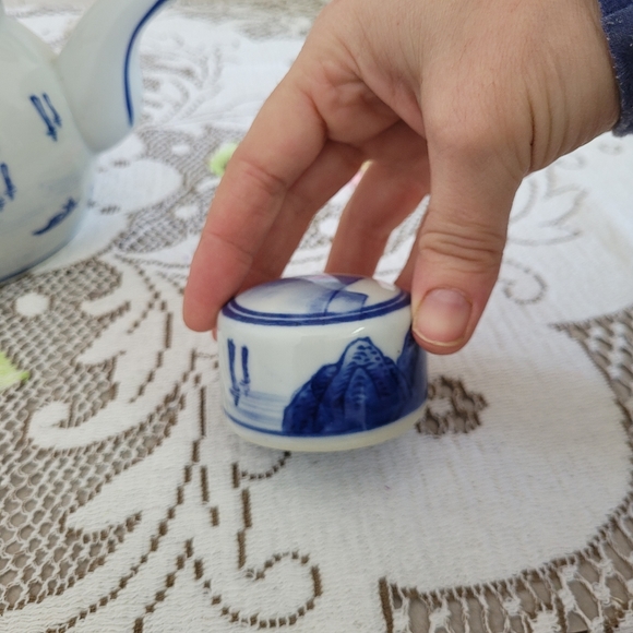 Vintage Blue and White Tea Pot with bamboo Handle Asian Theme - Picture 9 of 13